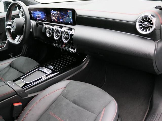 Mercedes-Benz CLA-KLASSE 250 e Star Edition AMG Line | NIght Pakket | Panorama Schuif-Kanteldak | Ledkoplampen . Inclusief 24 maanden Mercedes-Benz Certified garantie voor Europa.