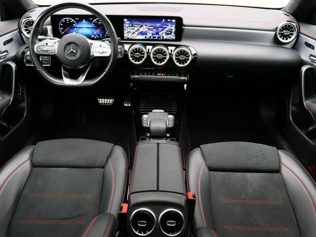 Mercedes-Benz CLA-KLASSE 180 Business Solution AMG AMG Line | Night Pakket | Panorama Schuif-Kanteldak | Sfeerverlichting | Memory Voorstoelen Ledkoplampen. Inclusief 24 maanden Mercedes-Benz Certified garantie voor Europa