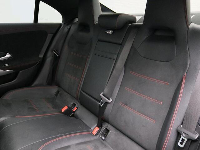 Mercedes-Benz CLA-KLASSE 180 Business Solution AMG AMG Line | Night Pakket | Panorama Schuif-Kanteldak | Sfeerverlichting | Memory Voorstoelen Ledkoplampen. Inclusief 24 maanden Mercedes-Benz Certified garantie voor Europa