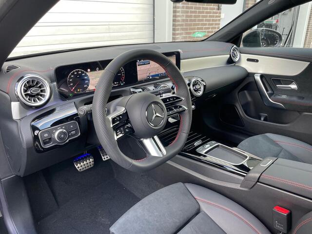 Mercedes-Benz CLA-KLASSE Shooting Brake 250 e AMG Line | Premium Pakket | Night Pakket | Panoramadak | MULTIBEAM LED Koplampen | Dodehoekassistent | Advanced Sound System | Sfeerverlichting