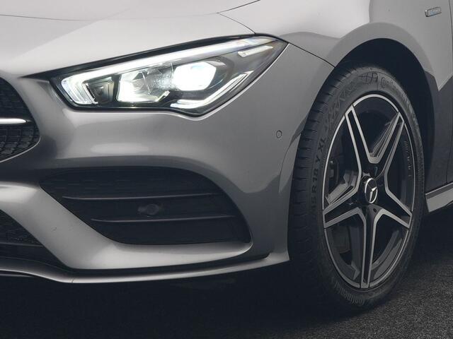 Mercedes-Benz CLA-KLASSE Shooting Brake 250 e AMG Plug In Hybrid 218pk Dealer O.H PHEV | Trekhaak Af Fabriek | Panodak | Burmester Sound | Adaptive Cruise | Alcantara Sportstoelen Verwarmd | Sfeerverlichting | WideScreen | Navigatie |