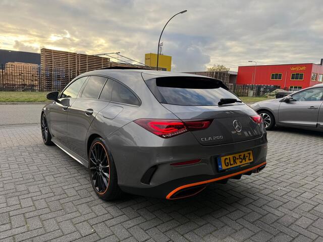 Mercedes-Benz CLA-KLASSE Shooting Brake 200 Premium Plus | 1E EIGENAAR | 12MND GARANTIE | ORANGE EDITION | PANO | CARPLAY | SFEERVERLICHTING | DASHCAM | AUTOMAAT | LED | AFSTANDSPILOT PLUS |