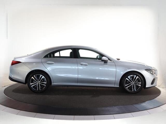 Mercedes-Benz CLA-KLASSE 180 Star Edition LIMITED | Stoelverwarming | Achteruitrijcamera | LED koplampen | MBUX |