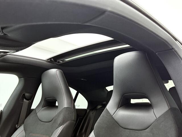Mercedes-Benz CLA-KLASSE 180 AMG Line Panoramadak | 5 spaaks lichtmetalen velgen MBUX wide screen | Navigatie | Parking support met camera achter | Inclusief 24 maanden Mercedes-Benz Certified garantie voor Europa.