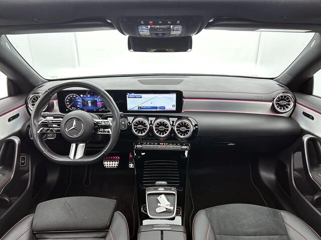 Mercedes-Benz CLA-KLASSE 180 AMG Line Panoramadak | 5 spaaks lichtmetalen velgen MBUX wide screen | Navigatie | Parking support met camera achter | Inclusief 24 maanden Mercedes-Benz Certified garantie voor Europa.
