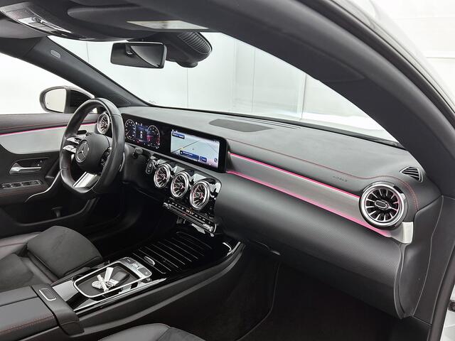 Mercedes-Benz CLA-KLASSE 180 AMG Line Panoramadak | 5 spaaks lichtmetalen velgen MBUX wide screen | Navigatie | Parking support met camera achter | Inclusief 24 maanden Mercedes-Benz Certified garantie voor Europa.