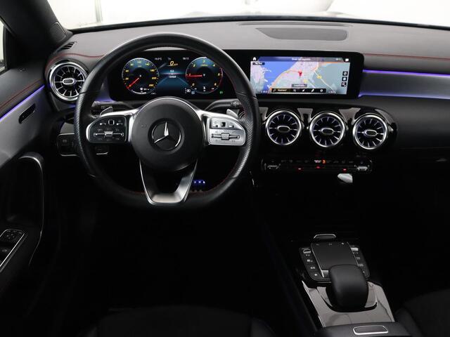 Mercedes-Benz CLA-KLASSE 180d Business Solution AMG | Stoelverwarming | Carplay | Camera | Leder/Alcantara | Navigatie | Widescreen | Sfeerverlichting | Designo Mountaingrijs Magno