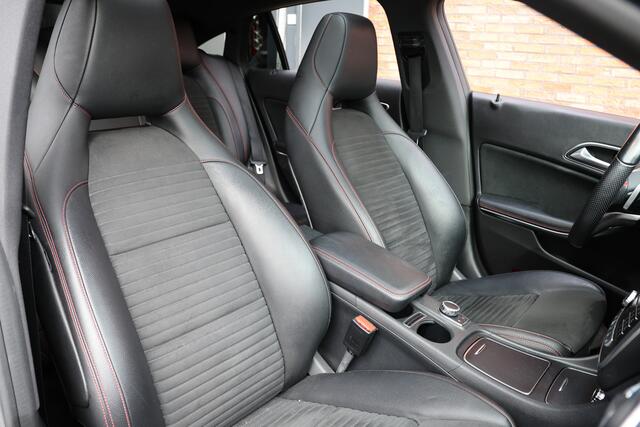 Mercedes-Benz CLA-KLASSE Shooting Brake 180 AMG | Panoramadak | Camera | Stoelverwarming | Navigatie | Bi-Xenon | Facelift | Trekhaak afneembaar | F1 Flippers | NAP Logisch | Nieuwe APK