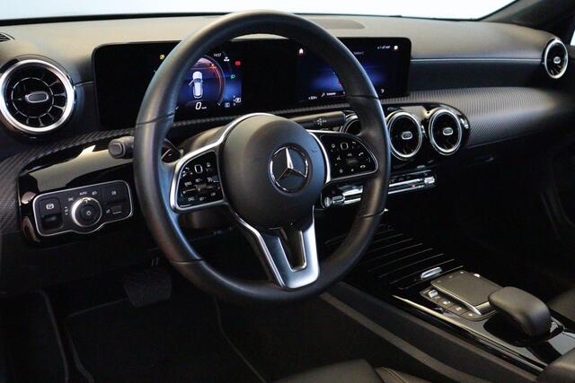 Mercedes-Benz CLA-KLASSE Shooting Brake 180 Business Line Automaat | NAVI | CAMERA + PDC | STOELVERW | WIDE-SCREEN | ELEKTR KLEP |