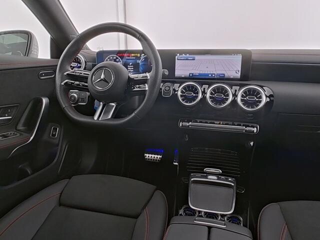 Mercedes-Benz CLA-KLASSE Shooting Brake 250 e AMG Plug-In Hybride Edition AMG Line | Panorama Schuf-Kanteldak | Night Pakket Trekhaak | 19 Inch AMG Velgen | Stuur en Stoelverwarming. Inclusief 48 maanden MB Certified garantie voor Europa.