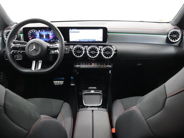 Mercedes-Benz CLA-KLASSE 180 AMG Line | Panorama Schuifdak | Night | Magno matte lak | Dodehoek assistent | Augmented Reality navigatie | Stoelverwarming | Multibeam |