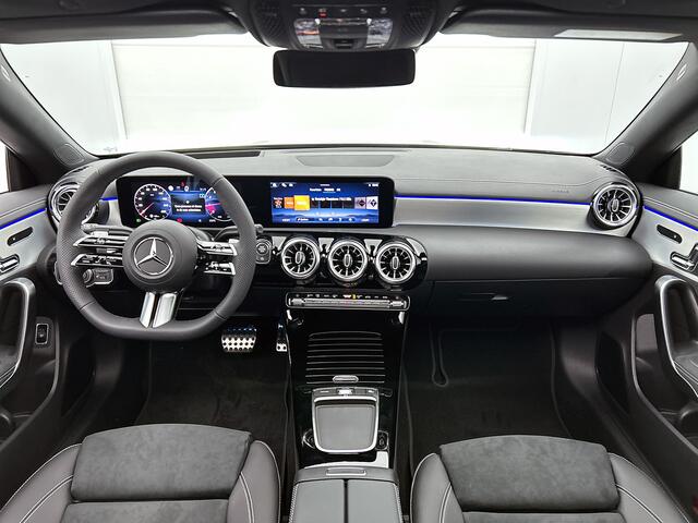 Mercedes-Benz CLA-KLASSE 180 Business Solution AMG | AMG Line Plus pakket | Smartphone integratie | Panoramaschuifdak | 360° camera | Advanced sound system | Head-up display | 19 inch AMG velgen |