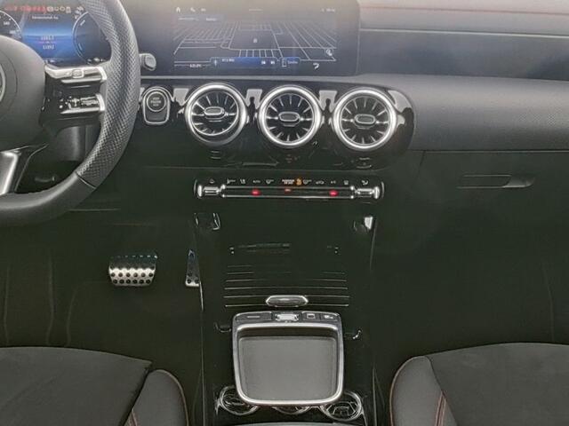 Mercedes-Benz CLA-KLASSE Shooting Brake 250 e AMG Plug-In Hybride Edition AMG Line | Panorama Schuif-Kanteldak | Trekhaak | Night Pakket | MultiBeam Koplampen | Stuur en Stoelverwaming. Inclusief 24 maanden MB Certified garantie voor Europa.