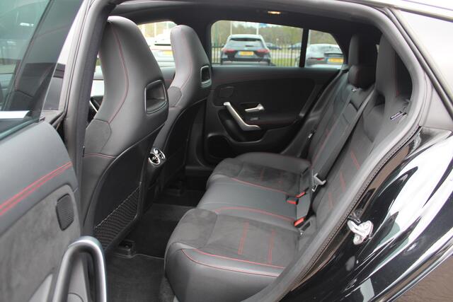 Mercedes-Benz CLA-KLASSE Shooting Brake 200 Business Solution AMG / Panoramadak / Camera / Memory seats / Keyless / 18'' / Matrix LED / Navigatie / Stoelverwarming / Cruise Control