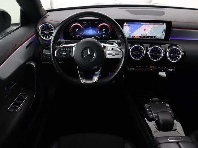 Mercedes-Benz CLA-KLASSE 250e AMG Limited | Panoramadak | Carplay | Stoelverwarming | Camera | Sfeerverlichting | Leder/Alcantara | Widescreen | Keyless | Matrix LED | Navigatie | PHEV | Plug In