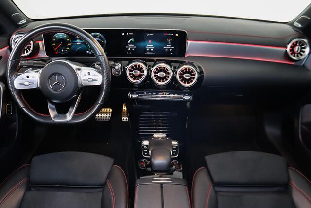 Mercedes-Benz CLA-KLASSE 220 4MATIC Premium Plus, AMG, Panoramadak, Burmester, Sfeerverlichting, Alcantara,