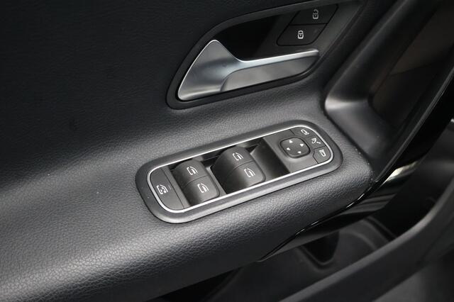 Mercedes-Benz CLA-KLASSE 180 Business Solution | MBUX | Camera | LED | Navigatie