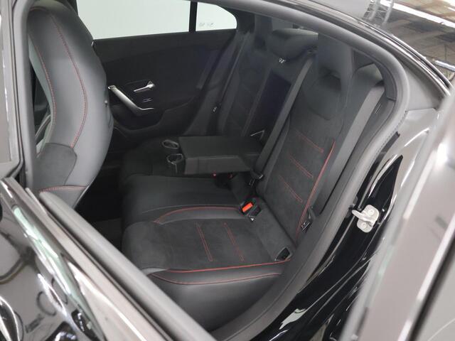 Mercedes-Benz CLA-KLASSE 180 Star Edition AMG Line | Panorama-schuifdak | Achteruitrijcamera | Dode hoek | Stoelverwarming | Sfeerverlichting