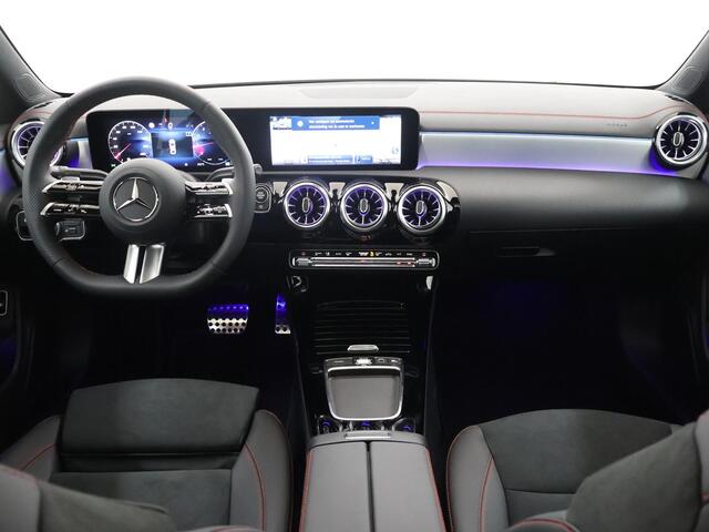 Mercedes-Benz CLA-KLASSE 180 Star Edition AMG Line | Panorama-schuifdak | Achteruitrijcamera | Dode hoek | Stoelverwarming | Sfeerverlichting