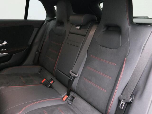 Mercedes-Benz CLA-KLASSE Shooting Brake 250 e AMG Plug-In Hybride AMG Line | Night Pakket | Trekhaak | Sfeerverlichting | Ledkoplampen | Achteruitrijcamera | KeyLess-Go. Inclusief 24 maanden MB Certified garantie voor Europa.