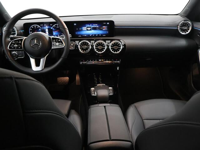 Mercedes-Benz CLA-KLASSE 180 Luxury Line | Distronic | Apple Carplay | Stoelverwarming | Widescreen |