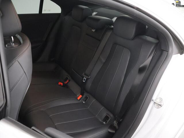 Mercedes-Benz CLA-KLASSE 180 Luxury Line | Distronic | Apple Carplay | Stoelverwarming | Widescreen |