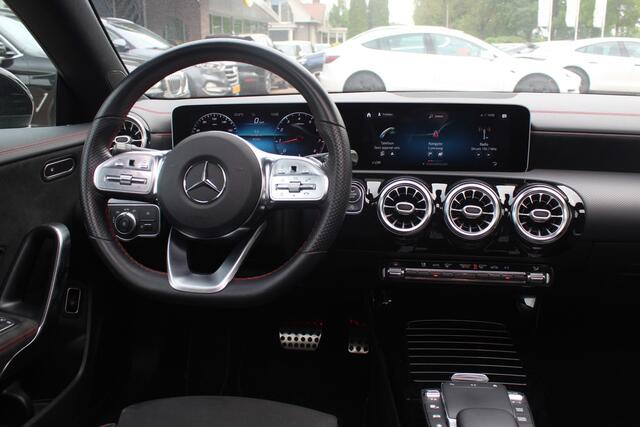 Mercedes-Benz CLA-KLASSE 250 e Business Solution AMG Limited / Panoramadak / Camera / Sfeerverlichting / CarPlay / 18'' / Navigatie / Stoelverwarming / DAB / Cruise Control