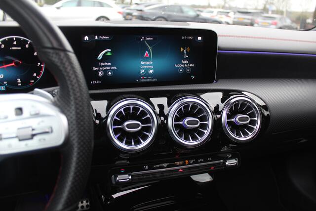 Mercedes-Benz CLA-KLASSE 250 e Business Solution AMG Limited / Panoramadak / Camera / Sfeerverlichting / CarPlay / 18'' / Navigatie / Stoelverwarming / DAB / Cruise Control