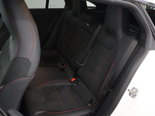 Mercedes-Benz CLA-KLASSE Shooting Brake 180 Star Edition AMG Line | Night | Panoramadak | 19" lichtmetalen velgen | Sfeerverlichting | Stoelverwarming |