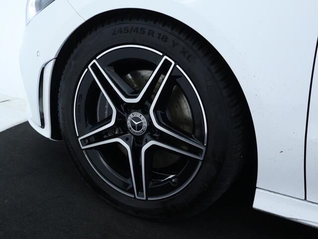 Mercedes-Benz CLA-KLASSE 200 Business Solution AMG | Panoramadak | Trekhaak | AMG-styling | Sfeerverlichting | Inclusief 24 maanden MB Certified garantie voor Europa.
