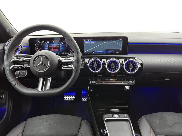 Mercedes-Benz CLA-KLASSE 250 e Business Solution AMG | Nightpakket | Dodehoekassistent | Smartphone integratie | Multibeam LED | Panoramaschuifdak | Stoelverwarming voor | KEYLESS GO |