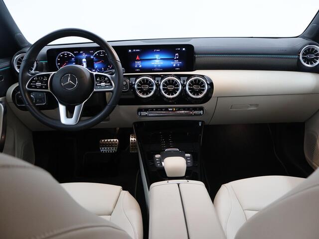 Mercedes-Benz CLA-KLASSE Shooting Brake 180 Luxury Line | Stoelverwarming | Premium Pack | Distronic | Multibeam | Achteruitrijcamera |