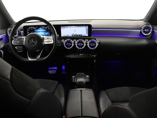 Mercedes-Benz CLA-KLASSE 180 Business Solution AMG | Sfeerverlichting | Widescreen | Apple carplay | Parkeercamera | Stoelverwarming |