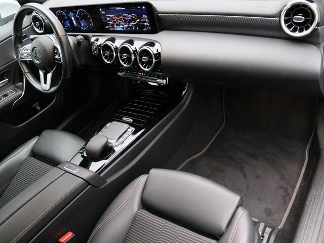 Mercedes-Benz CLA-KLASSE 180 Business Solution Luxury | Dode Hoek Ass | Stoelverwarming | Parkeerpakket met Camera | Cruise Controle | Inclusief 24 maanden Mercedes-Benz Certified garantie voor Europa.