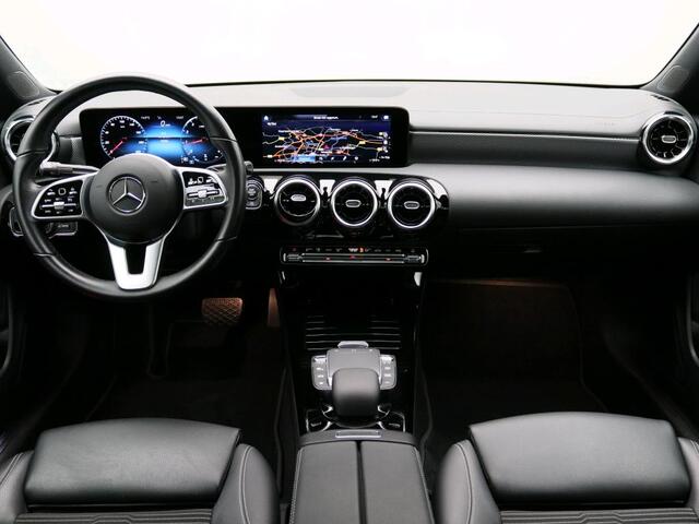 Mercedes-Benz CLA-KLASSE 180 Business Solution Luxury | Dode Hoek Ass | Stoelverwarming | Parkeerpakket met Camera | Cruise Controle | Inclusief 24 maanden Mercedes-Benz Certified garantie voor Europa.