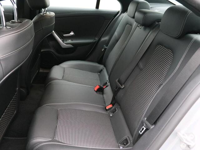 Mercedes-Benz CLA-KLASSE 180 Business Solution Luxury | Dode Hoek Ass | Stoelverwarming | Parkeerpakket met Camera | Cruise Controle | Inclusief 24 maanden Mercedes-Benz Certified garantie voor Europa.