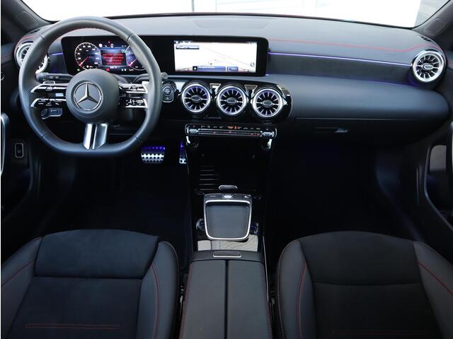 Mercedes-Benz CLA-KLASSE Shooting Brake 180 Star Edition AMG Line | Panoramadak | Navigatie | Multispaak | LED | Camera | Automaat