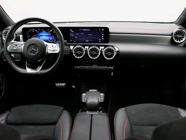 Mercedes-Benz CLA-KLASSE 180 AMG Line AMG Line | Night Pakket | Panorama Schuif-Kanteldak | Sfeerverlichting | 19 Inch AMG velgen | Distronic | Parkeerpakket met 360°-camera. Inclusief 24 maanden Mercedes-Benz Certified garantie voor Europa.