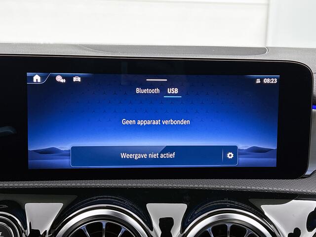 Mercedes-Benz CLA-KLASSE 250 e Business Solution AMG | AMG Line Plus pakket | Trekhaak | Panoramaschuifdak | Head-up display | Memorypakket | Smartphone integratie | Advanced sound system | 360°-camera | 19 inch AMG velgen |