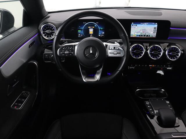 Mercedes-Benz CLA-KLASSE 250e AMG Line | Stoelverwarming | Carplay | Trekhaak | Leder/Alcantara | Navigatie | Full LED | Park Assist | Sfeerverlichting | Climate control | Cruise control | PHEV | Plug In