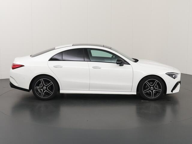 Mercedes-Benz CLA-KLASSE 180 AMG Line | Panoramadak | Sfeerverlichting | Nightpakket | Stoelverwarming | Multimedia Systeem Groot |