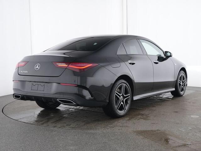 Mercedes-Benz CLA-KLASSE 250 e AMG Plug-In Hybride AMG Line | Night Pakket | Dodehoek Assist | Keyless-Go | Ledkoplampen | Achteruitrijcamera. Inclusief 24 maanden MB Certified garantie voor Europa.