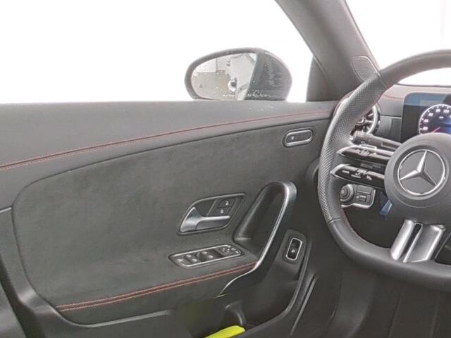 Mercedes-Benz CLA-KLASSE 250 e AMG Plug-In Hybride AMG Line | Night Pakket | Dodehoek Assist | Keyless-Go | Ledkoplampen | Achteruitrijcamera. Inclusief 24 maanden MB Certified garantie voor Europa.