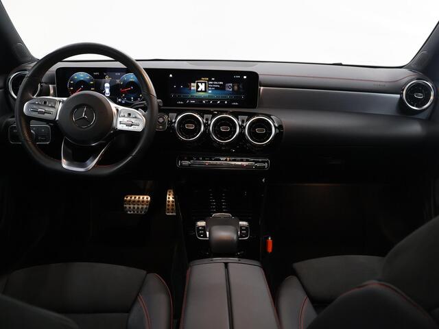 Mercedes-Benz CLA-KLASSE 180 Business Solution AMG | Night | Panoramadak | Widescreen | Parkeercamera |