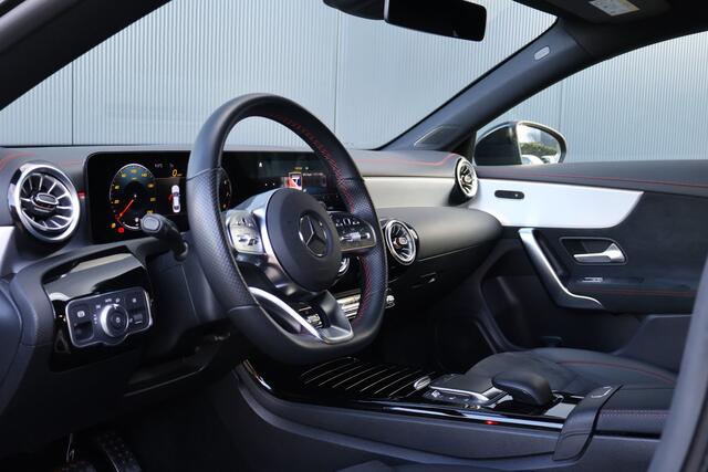 Mercedes-Benz CLA-KLASSE 180 AMG Business Solution | Stoelverwarming | Camera | Wide Screen Cockpit | Sfeerverlichting | Leer / Alcantara