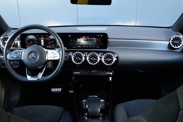 Mercedes-Benz CLA-KLASSE 180 AMG Business Solution | Stoelverwarming | Camera | Wide Screen Cockpit | Sfeerverlichting | Leer / Alcantara
