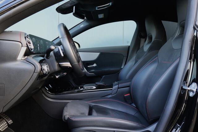 Mercedes-Benz CLA-KLASSE 180 AMG Business Solution | Stoelverwarming | Camera | Wide Screen Cockpit | Sfeerverlichting | Leer / Alcantara