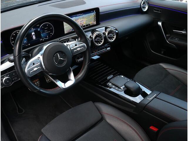 Mercedes-Benz CLA-KLASSE 180 Shooting Brake AMG Line | Panoramadak | Sfeerverlichting