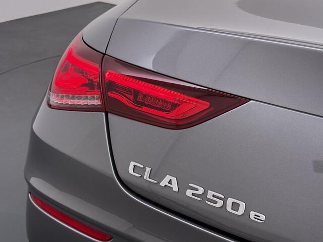 Mercedes-Benz CLA-KLASSE 250e AMG // Keyless Entry // Sfeerverlichting // Camera // 19" AMG Velgen // Apple Carplay // Android Auto // Privacy Glas