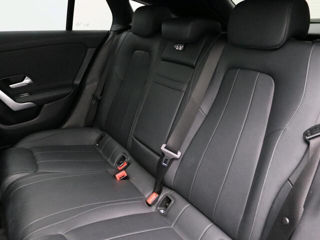 Mercedes-Benz CLA-KLASSE Shooting Brake 180 Business Solution Luxury Panorama Schuif-Kantedak | Memory voorstoelen | Sfeerverlichting | Achteruitrijcamera | Ledkoplampen. Inclusief 24 maanden MB Certified garantie voor Europa.